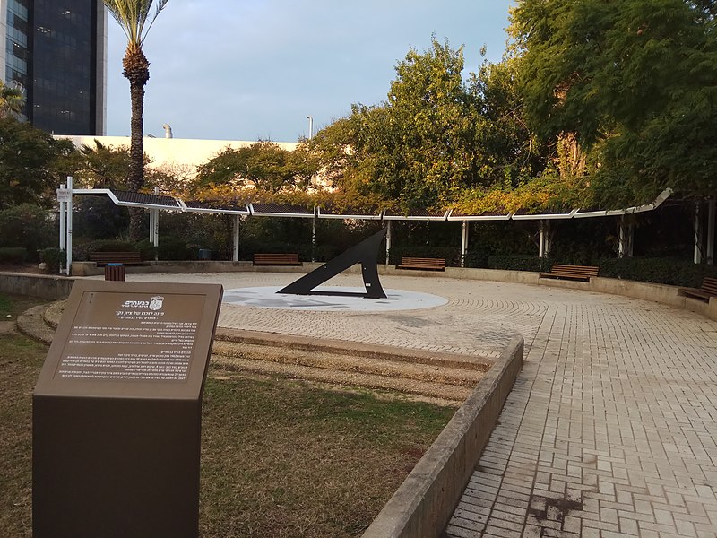 File:PikiWiki Israel 83911 sundial in givatayim.jpg