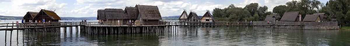 Panoramafoto van de paalwoningen met de loopbruggen ertussen