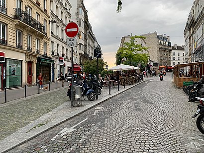 Comment aller à Place Anne-Marie Carrière en transport en commun - A propos de cet endroit