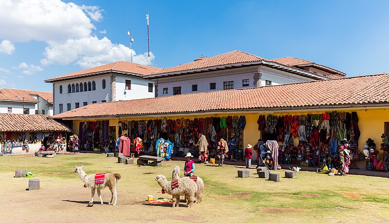 File:Plaza junto al Palacio de Justicia, Cusco, Perú, 2015-07-31, DD 71.jpg