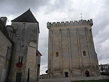 File:Pons_donjon_(Charente-Maritime).JPG