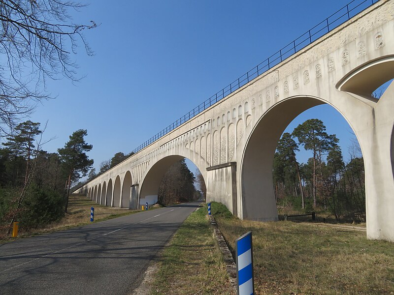 File:Pont aqueduc de la Vanne sur la D 301 vue vers le nord-est.jpg