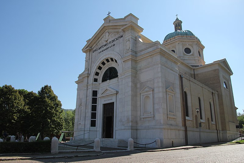 File:Predappio, chiesa di Sant'Antonio da Padova (08).jpg