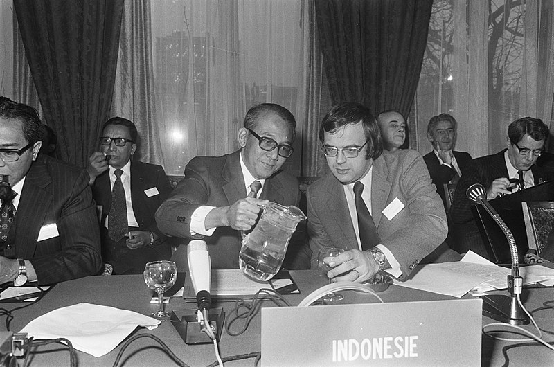 File:Prof Widjowo Nitisarto vult het glas van minister Pronk, Bestanddeelnr 926-8810.jpg
