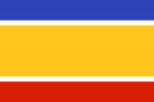 Drapeau composé de 5 bandes horizontales : large bande jaune au centre, encadrée de fines bandes blanches, puis bande moyenne bleue en haut, et également moyenne bande rouge en bas.