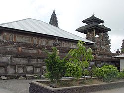 Pura Ulun Danu Batur.  Au fond à droite se trouve la tour du tambour en bois Kulkul