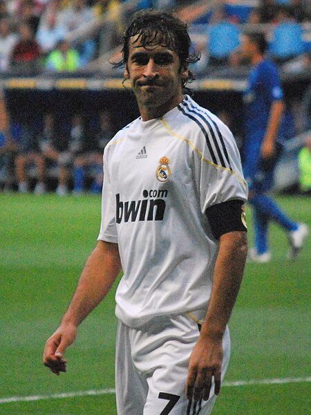 File:Raúl González in Real Madrid 2009.jpg