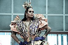 Beskrivelse af billedet Raja (Sutan Amrull) på RuPauls DragCon LA i 2019.jpg.