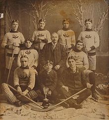 Eine frühe Eishockeymannschaft posiert für ein Foto.