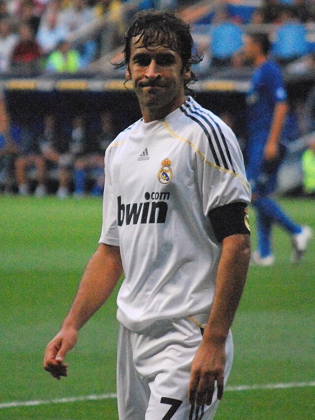 ¿Qué número llevaba a la espalda Raúl González del Real Madrid