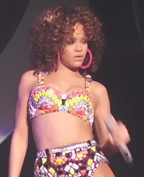 File:Rihanna, LOUD Tour, Hannover 3 cropped 2.JPG