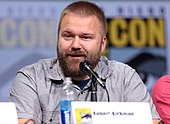 Robert Kirkman hablando en la San Diego Comic Con International 2017 en el Centro de Convenciones de San Diego en San Diego, California.