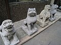 Estatuas chinas de leones, con figuras que se pronuncian de forma similar a la palabra perro en chino