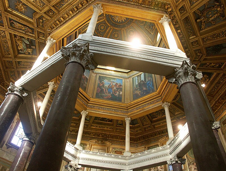 File:Rom, San Giovanni in Lateran, Innenraum des Baptisteriums.jpg