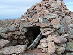 Vedere a unui mormânt neolitic de pe dealul Ronas, printre numeroasele rămășițe de turnuri de observație antice, movile funerare și forturi.