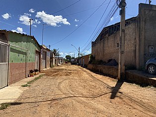 Rua interna sem acabamento de pavimentação localizada na região administrativa de Sol Nascente/Pôr do Sol.