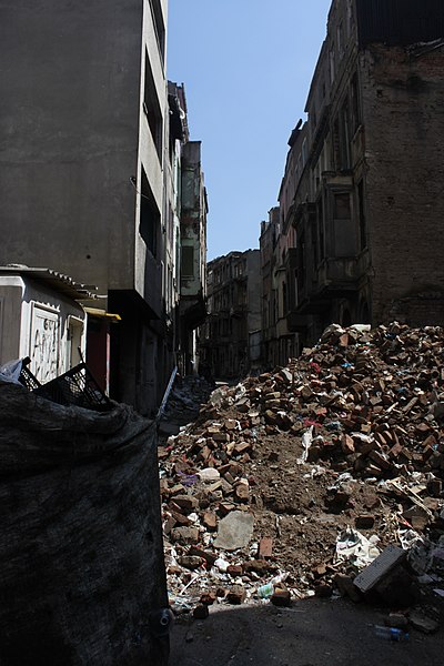 File:Rubble in Tarlabaşı, Istanbul during Gezi Park protests.jpg