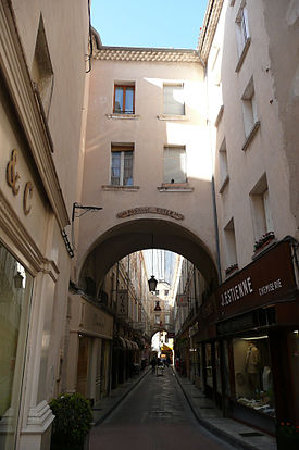 Rue commercante couverte à Carpentras.JPG