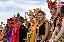 Ethnic groups of Sabah in their respective traditional dress Sabah Malaysia Welcoming-Contingent Hari-Merdeka-2013-15.jpg