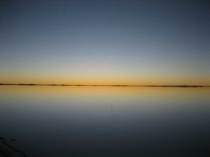 File:Salar de Uyuni-pre-sunrise.jpg