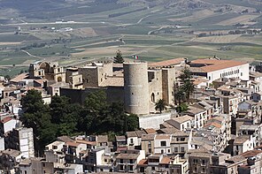 Il centro storico con il castello