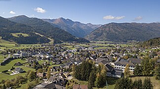 Blick auf St. Michael; mittig im Hintergrund die nordöstliche Hafnergruppe (v. l. n. r. Tschanegg, Kareck, Steinwandeck, Brandriegel, Schlungkopf, Storzspitze, Zickenberg).