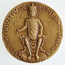 Foto de un sello con un texto en latín en el borde y en el centro un rey entronizado sosteniendo un cetro y una flor de lis.