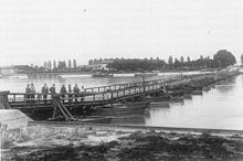 Schiffsbrücke mit dem Bahnhof im Hintergrund (Aufnahme 1890)