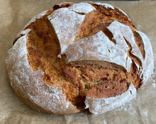 Selbstgebackenes rundes Roggenbrot in der typischen Farbe