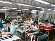 縫製場にならぶミシンと職人たち