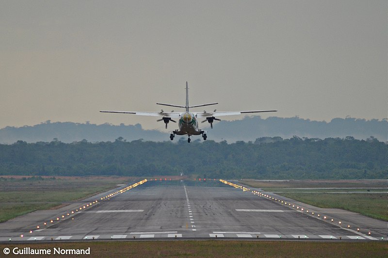 File:Short final rwy 26 (F-OIXT) (15428445086).jpg