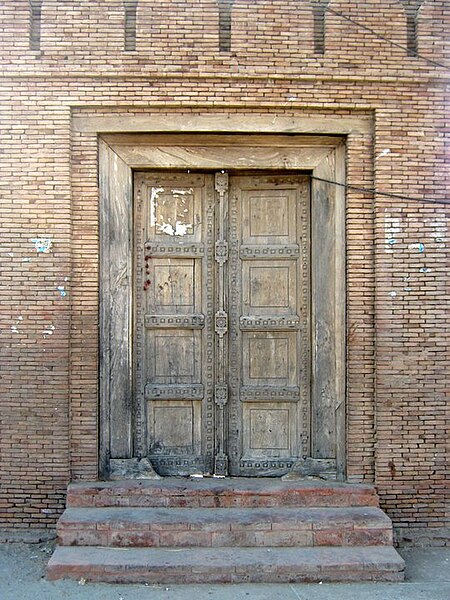 File:Small door Entrance of Tomb - Tomb of Shah Rukn-e-Alam.jpg