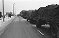 Sneeuwoverlast, vrachtwagens wachten voor de gesloten Afsluitdijk, Bestanddeelnr 914-6749.jpg