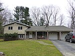 Split-level houses in Gang Mills 02.jpg