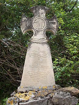 Stèle sur le chemin du château de Roquefixade.