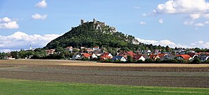 Vista noroeste de Staatz-Kautendorf com o penhasco de calcário de 100 m de altura visível de longe