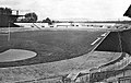 Utsikt over et velodrom stadion, som er delvis dekket av skyggen av taket på en tribune.