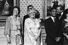 President Ziaur Rahman with Queen Juliana and Princess Beatrix of the Netherlands in 1979 Statiefoto op paleis Soestdijk. V.l.n.r. Beatrix, H.M., van Vollenhoven, Ziaur R, Bestanddeelnr 930-2280.jpg