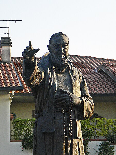 File:Statua a Padre Pio 2.jpg