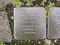 der Stolperstein für Aron Katz vor dem Haus Josef-Kohlschein-Straße 24 in Warburg