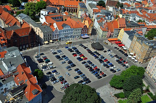 Neuer Markt in Stralsund, Blick von der Marienkirche au(2013-07-07-), by Klugschnacker in Wikipedia (15)