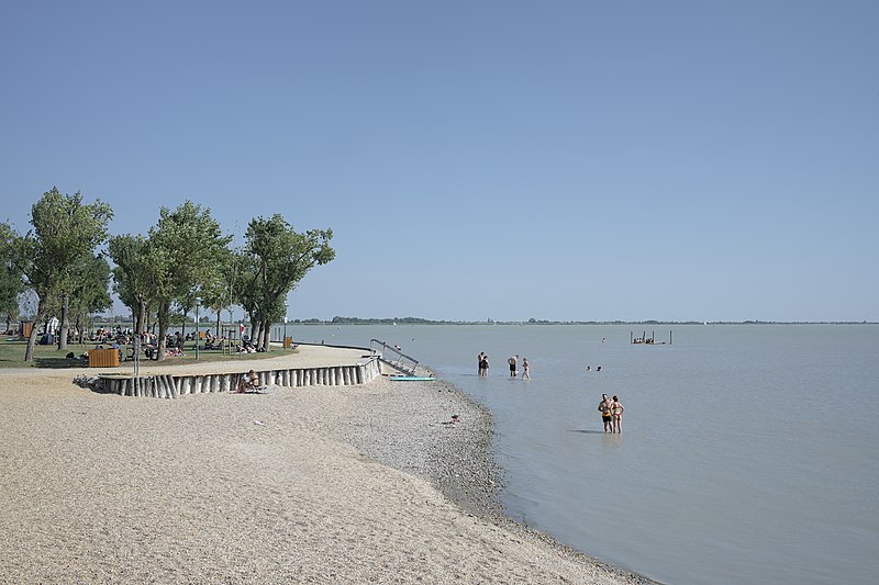 File:Strandbad Neusiedl am See.jpg