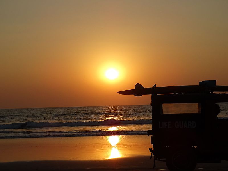 File:Sun at beach creating magic.jpg