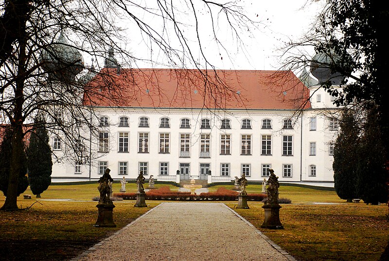 File:Tüßling Schloss Gartenseite.JPG