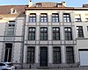 A fachada frontal e o telhado da casa localizada na rue Saint-Martin, n ° 30