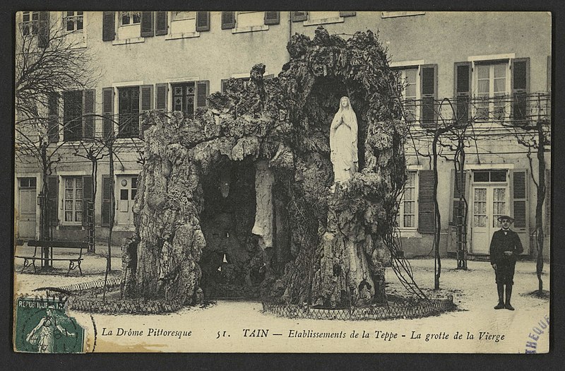 File:Tain -Etablissement de la Teppe -la Grotte de la Vierge (34410049712).jpg