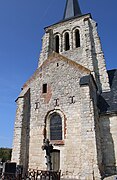 Le transept est ici placé directement à l'entrée de l'église. Il est surmonté d'une salle de refuge.