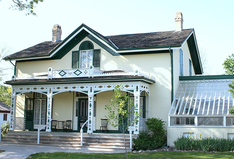 Alexander Graham Bell -Englischer Eugeniker und Wegbereiter des heutigen Telefons 800px-The_Bell_Homestead_National_Historic_Site%2C_Brantford%2C_Ontario%2C_Canada%2C_incl._Visitor_Ctr%2C_Henderson_Home%2C_Carriage_House_and_Dreaming_Place_IMG_0039_09