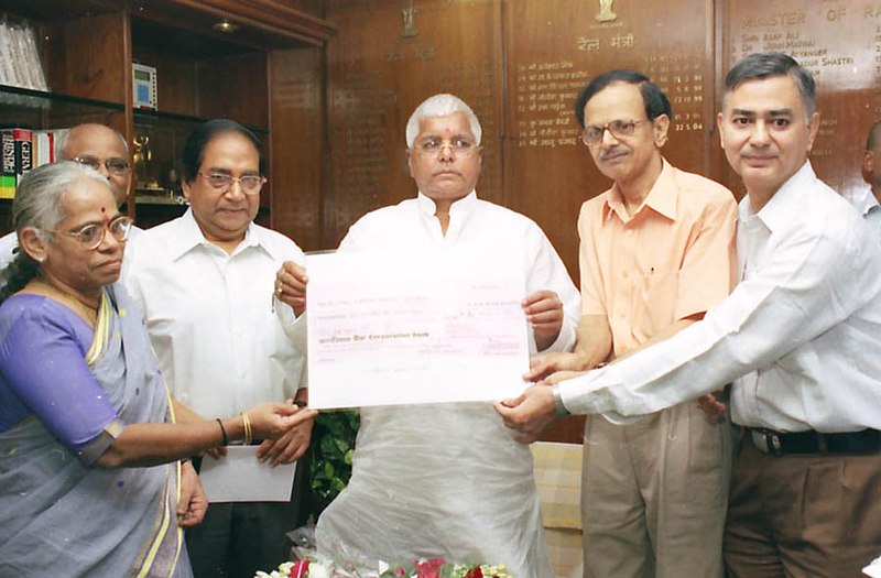 File:The Indian Railway Finance Corporation (IRFC) officials paying Annual dividend cheque of Rs.110 crores for the financial year 2003-2004 to the Union Minister for Railways Shri Lalu Prasad in New Delhi on October 05, 2004.jpg