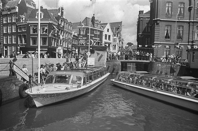 File:Toeristendrukte bij Nationaal Monument en bij rondvaartboten, Bestanddeelnr 927-3509.jpg